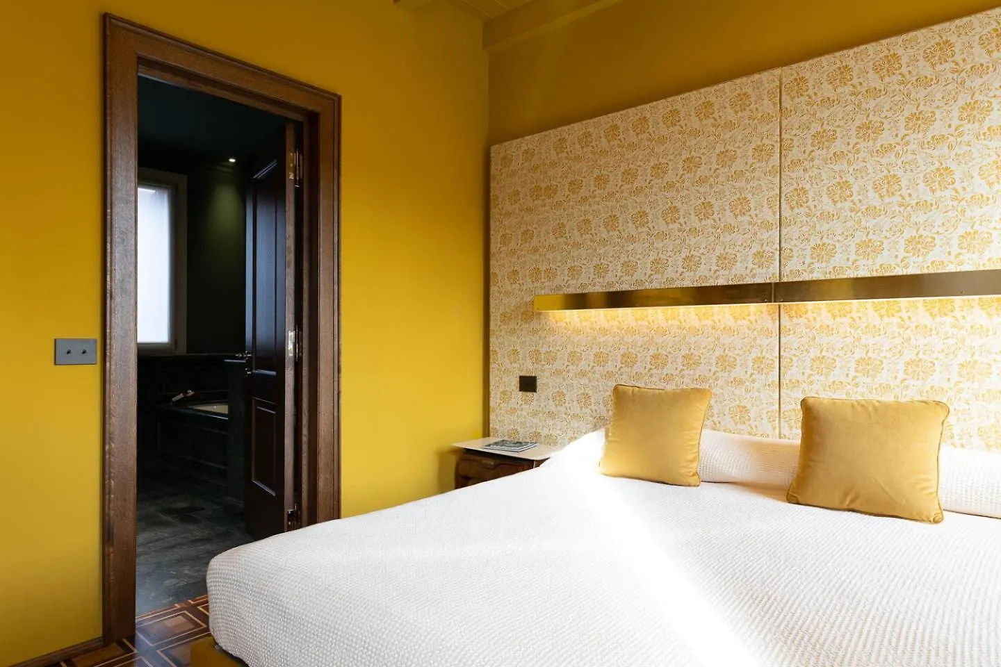 Dimora San Trovaso Enchanting Four-Bedrooms Venice Apartment